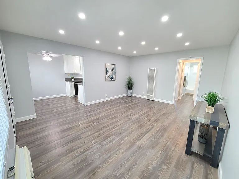 Marquis Apartments — Photo 10