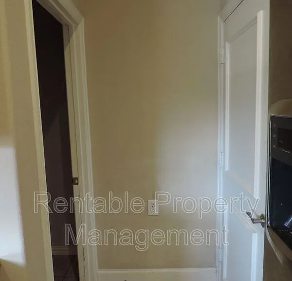 1835 Leann Ln — Photo 4