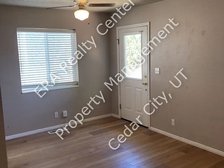 928 W Greenslake Dr — Photo 2