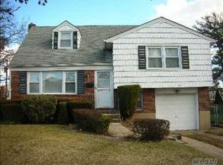 12 Opal Dr, Plainview, NY 11803