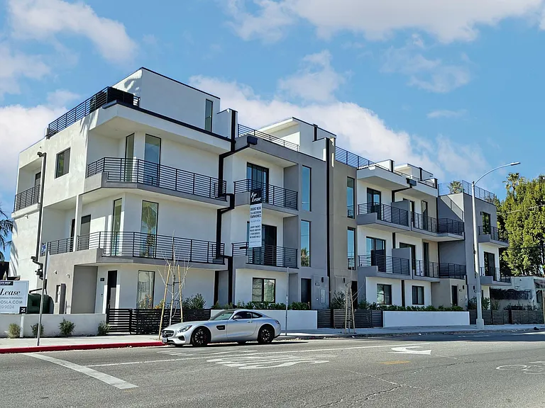 2017 S Redondo Blvd #4 — Photo 1