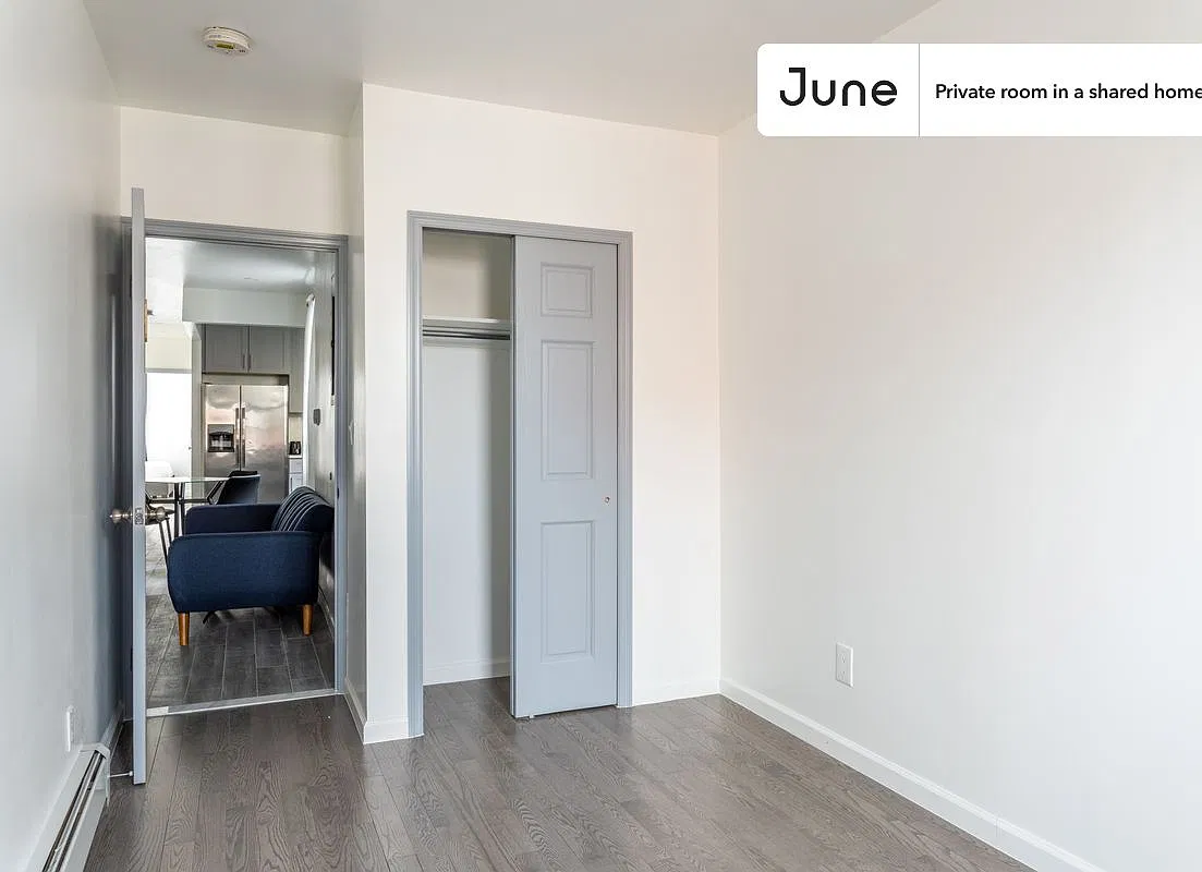 Queen bedroom in 4 bed/2 bath home in Astoria #979 B — Photo 4