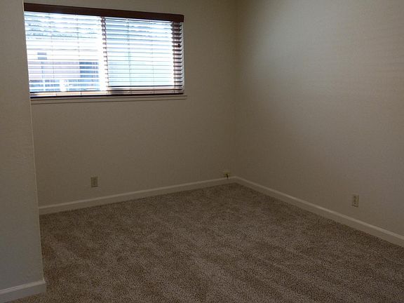 5th image of 109 Carlton Ave APT 1