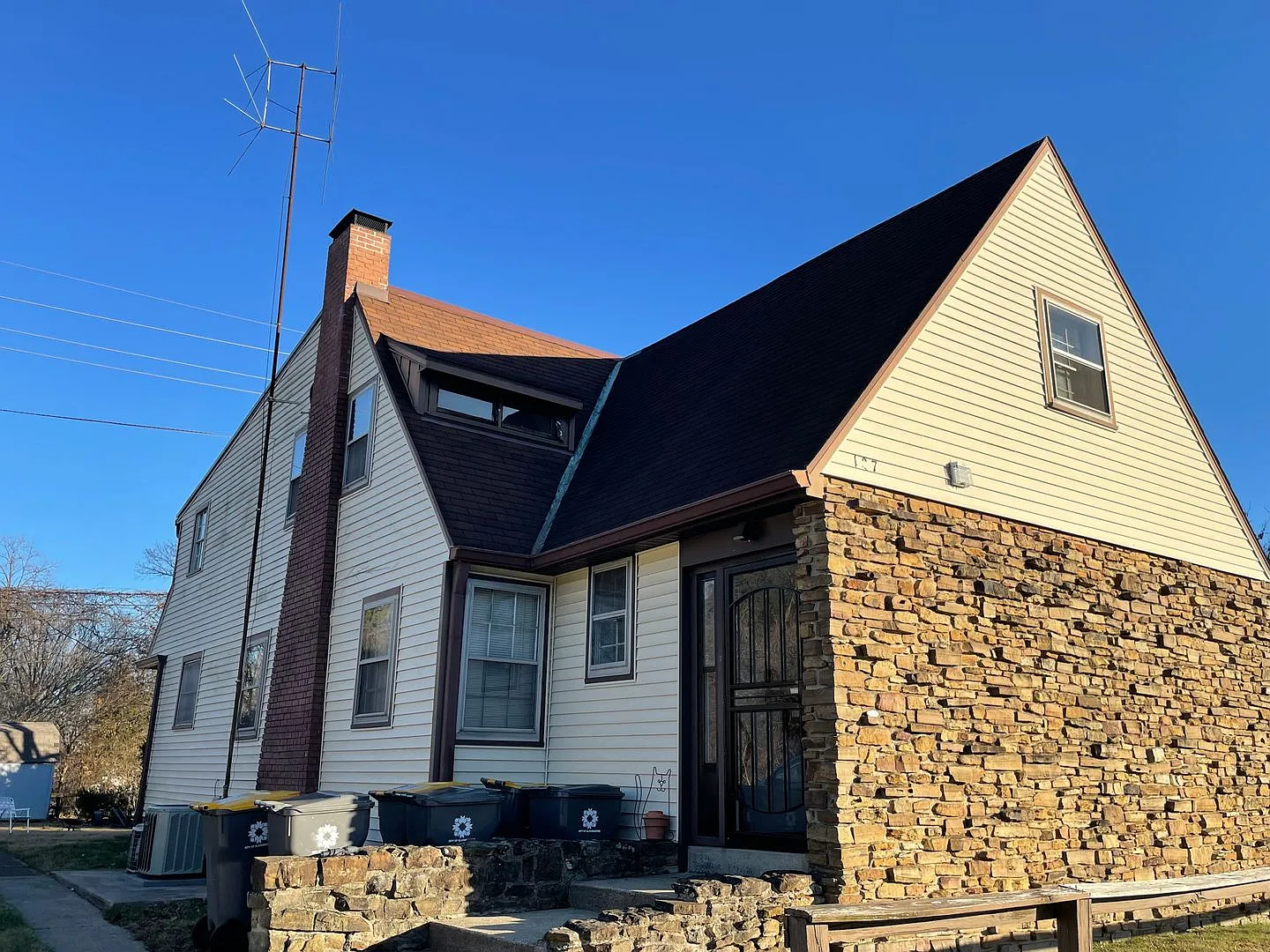 Clark Triplex — Photo 1