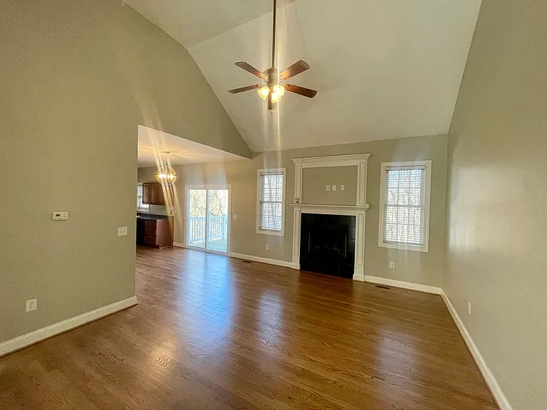 728 Sherman Dr — Photo 2