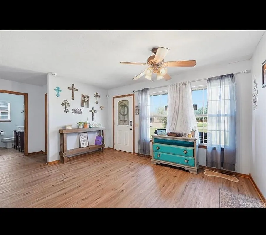3 bed, 2.0 bath, 1707 sqft, $2,100 — Photo 2