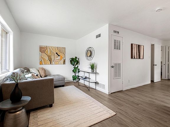 3rd image of 909 Avenue G