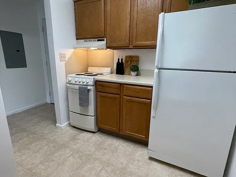 Somerset Manor Apartments — Photo 12