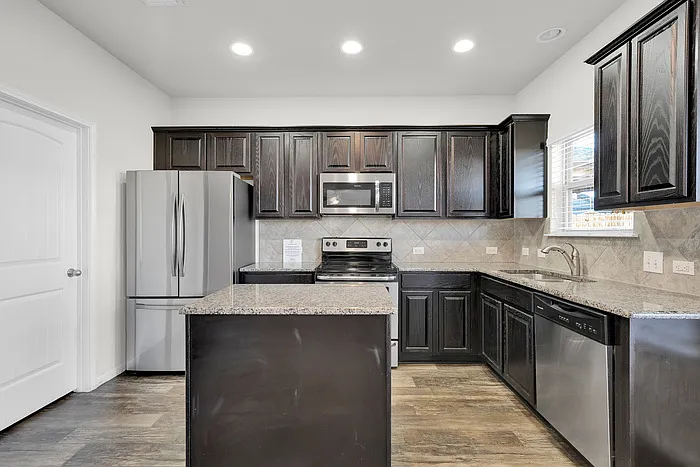 4 bed, 2.5 bath, 1929 sqft, $2,100 — Photo 4