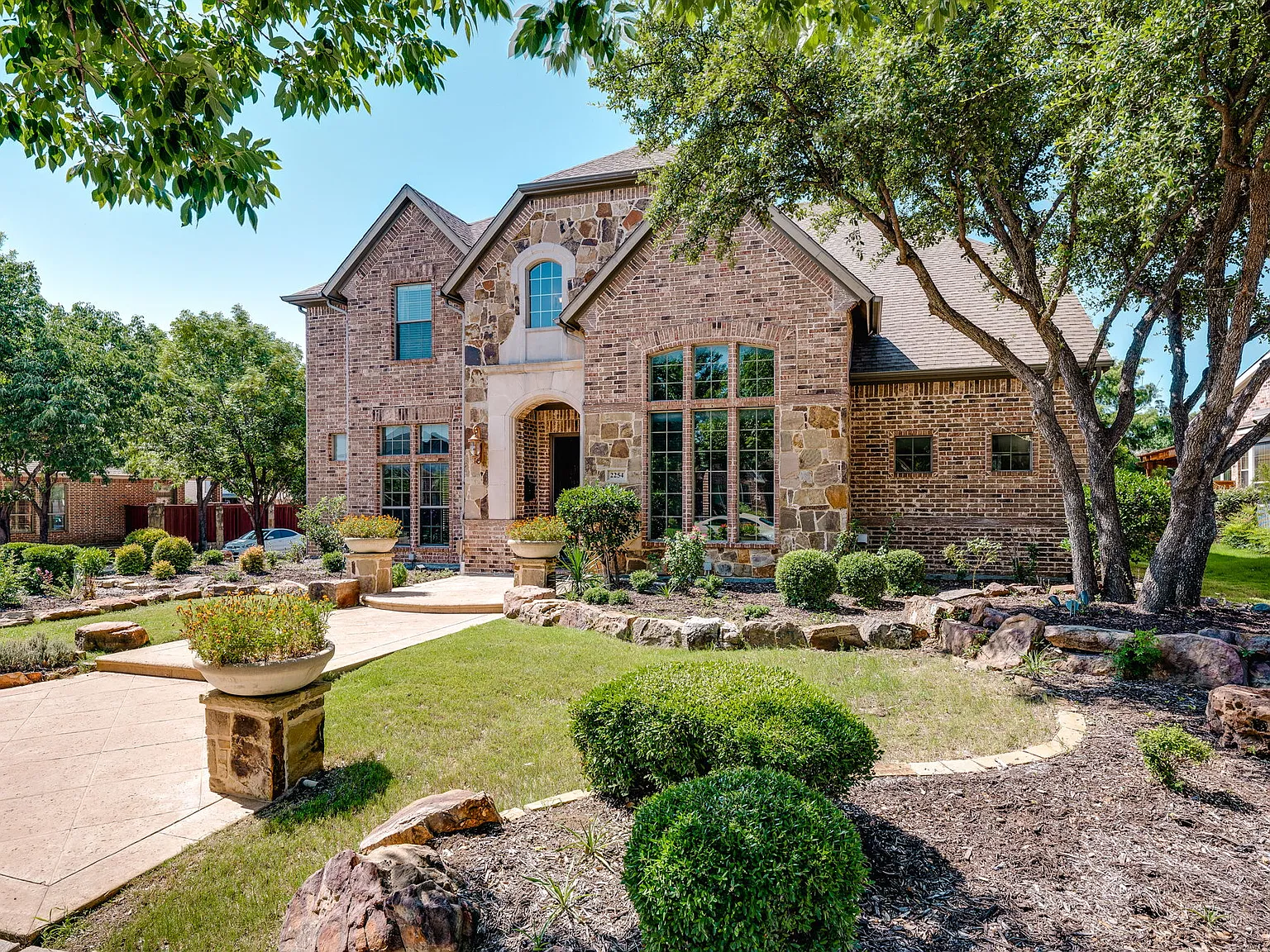 5 bed, 4100 sqft, $4,600 — Photo 2