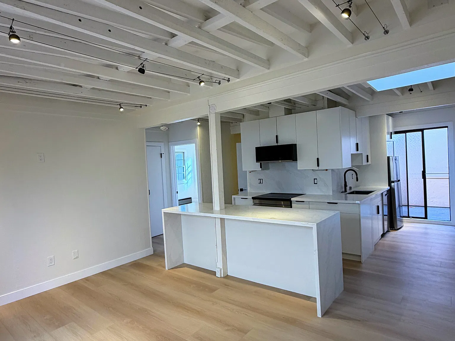 2 bed, 1.5 bath, 900 sqft, $4,795 — Photo 2