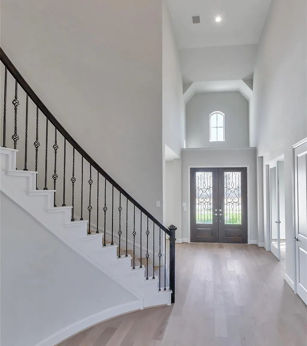 5 bed, 4.5 bath, 4199 sqft, $4,650 — Photo 3