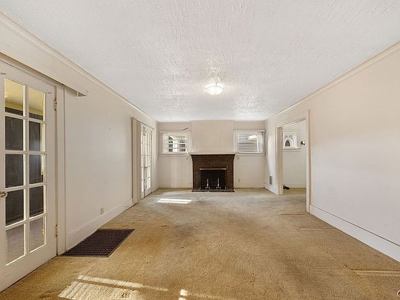 4th image of 319 Allen St