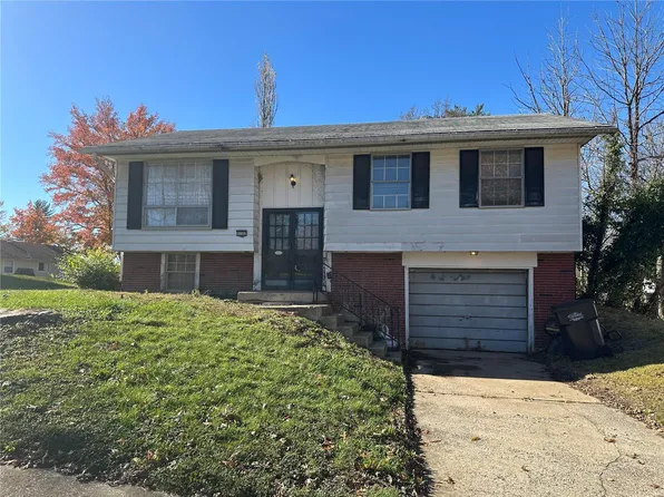 5702 Sir Galahad Ln, Godfrey, IL 62035