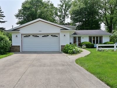 4728 Azalea Ln, North Olmsted, OH, 44070
