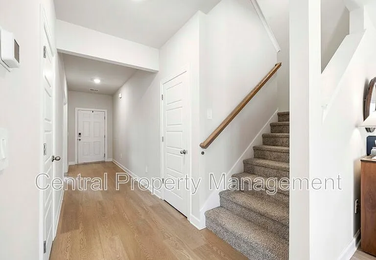 320 Lavinia Cir — Photo 8