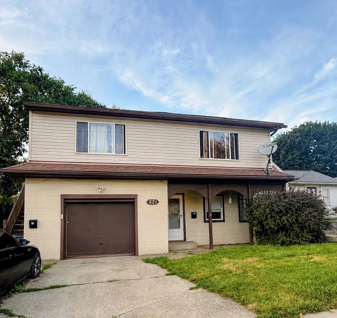 221 W Way St — Photo 1