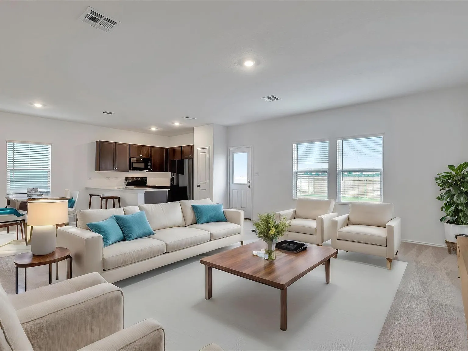 4 bed, 2.5 bath, 1950 sqft, $1,995 — Photo 3