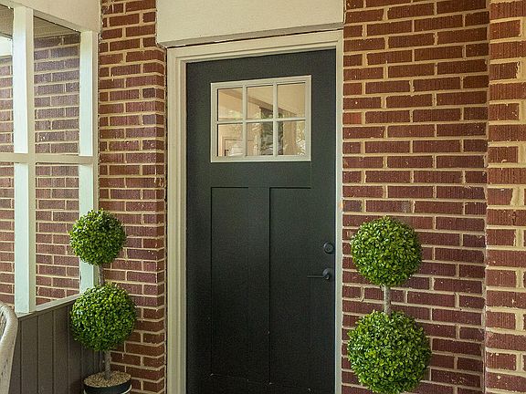 4th image of 1010 Hitchcock Dr SW
