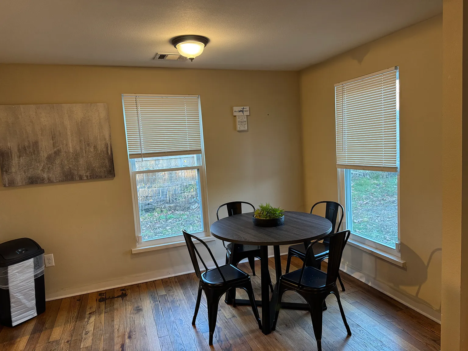 516 S Oak St — Photo 3