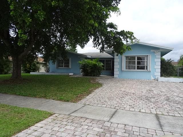 1st image of 866 Gardenia Dr