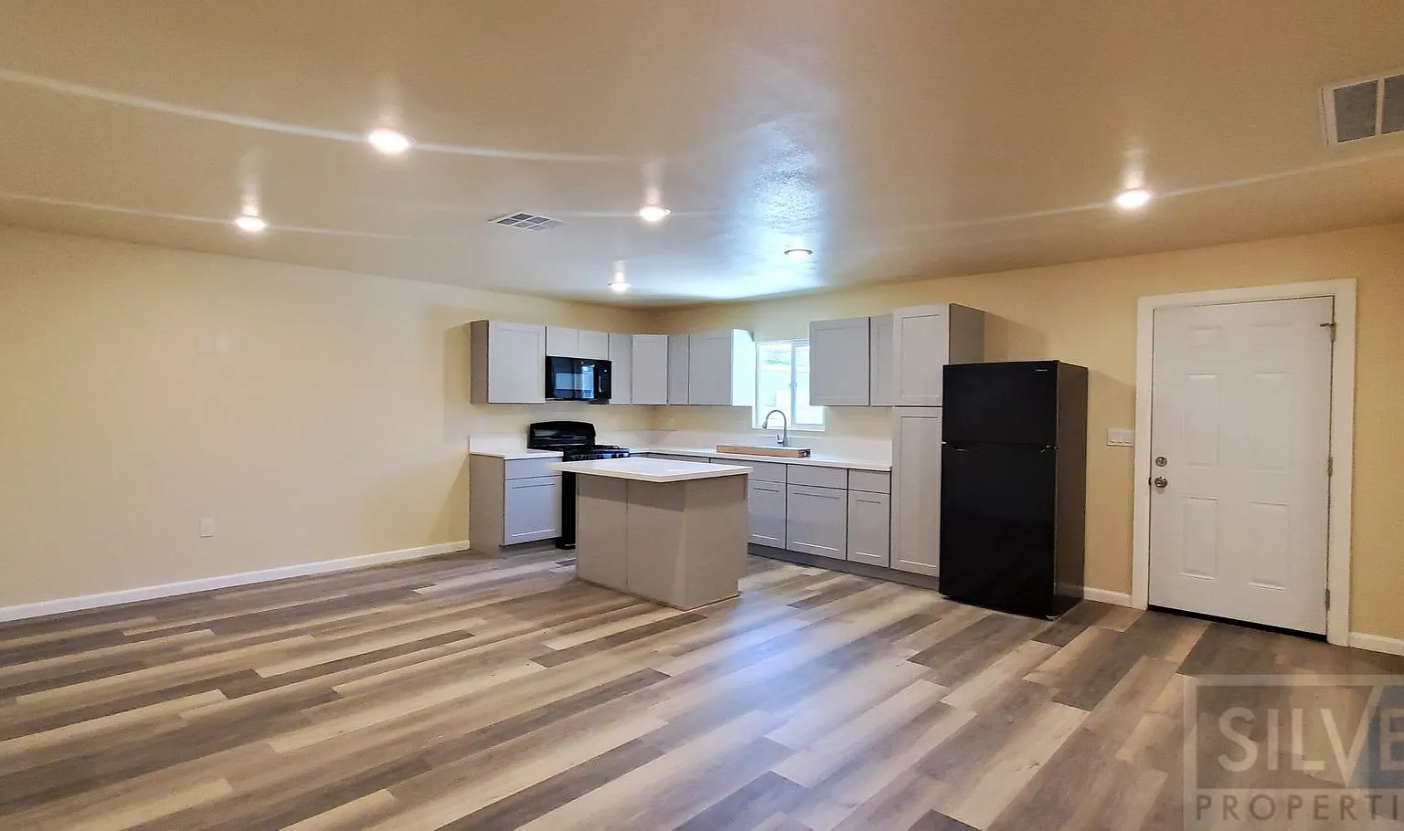 1390 Yale Place — Photo 2