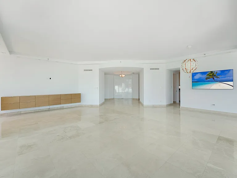 300 S Pointe Dr #405 — Photo 8
