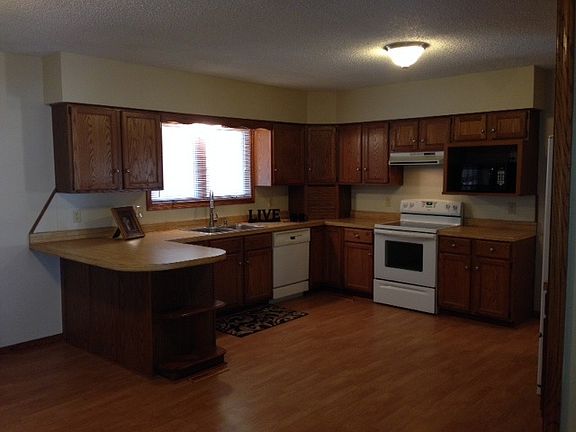 Large Kitchen with All Appliances Inc Microwave & Dishwasher