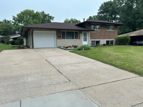1925 Apple Blossom Ct, Florissant, MO 63031