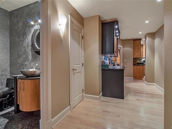 3rd image of 610 Main St #1002