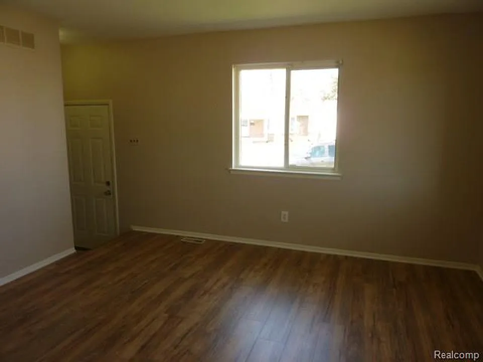 3 bed, 1044 sqft, $1,900 — Photo 4