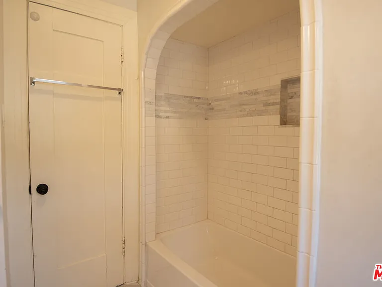2142 S Victoria Ave — Photo 31
