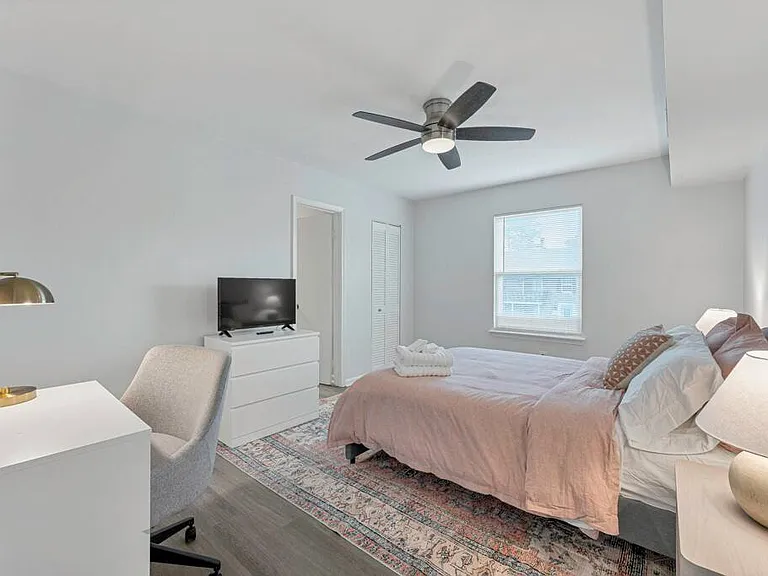 1017 Barclay Sq — Photo 17
