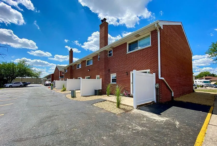3021 Lynn Court Unit A Mt. Prospect, IL 60005 — Photo 2