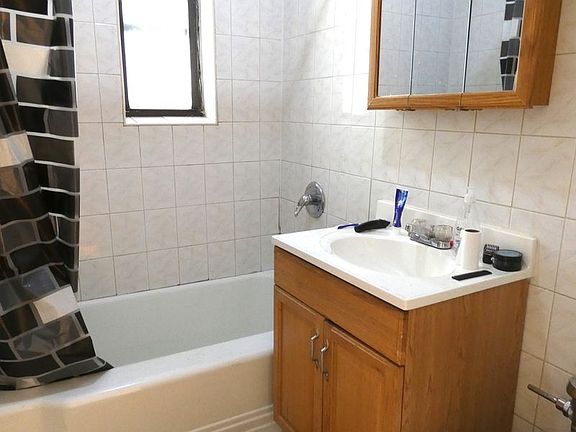 4th image of 3111 Crescent St APT B3
