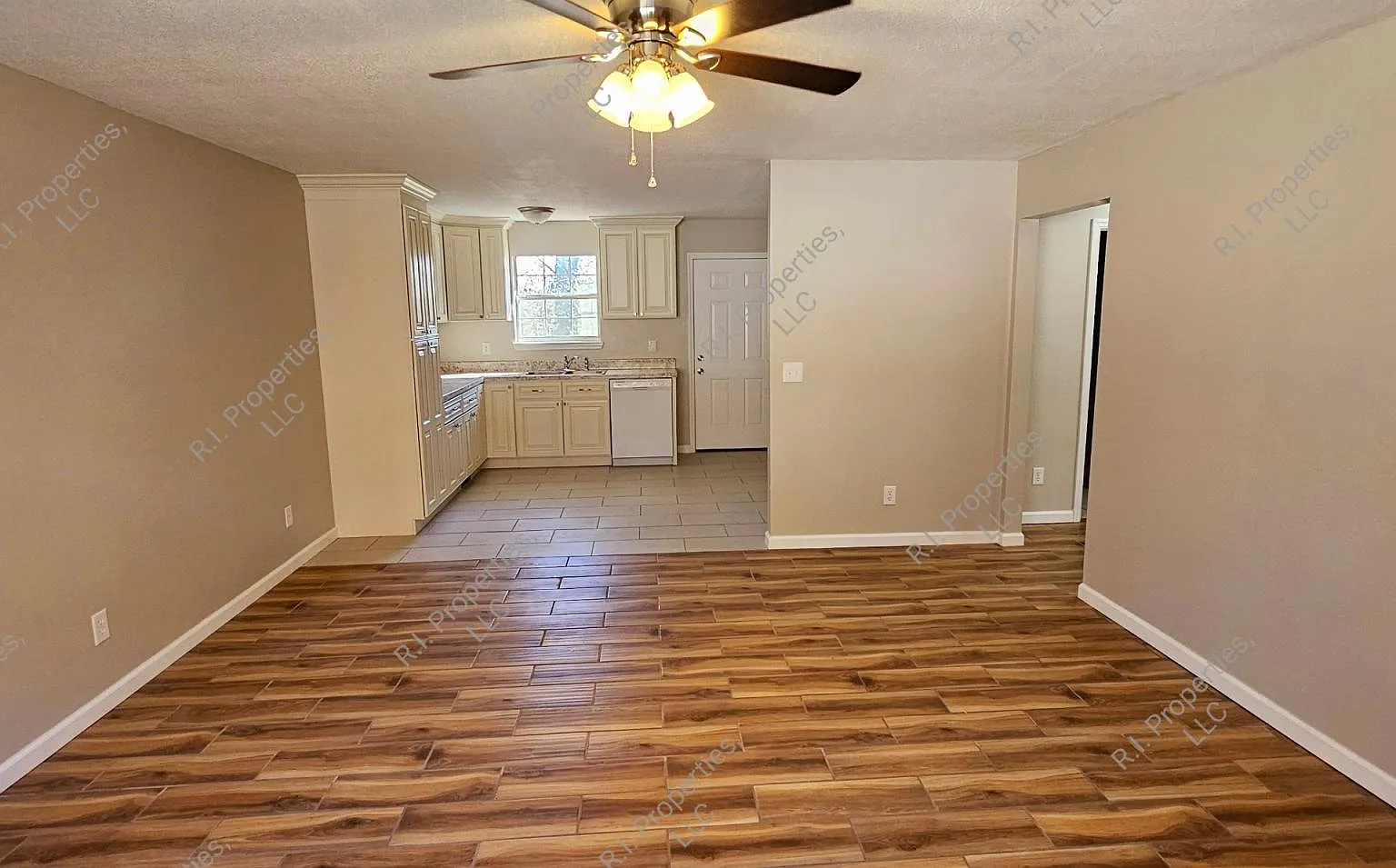 317 Willow Dr — Photo 2