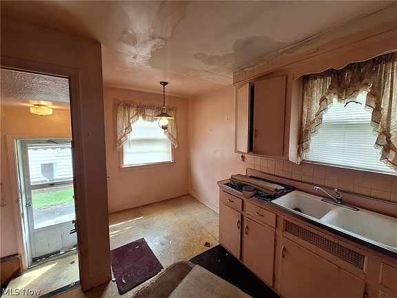 3rd image of 7415 Woodhaven Ave