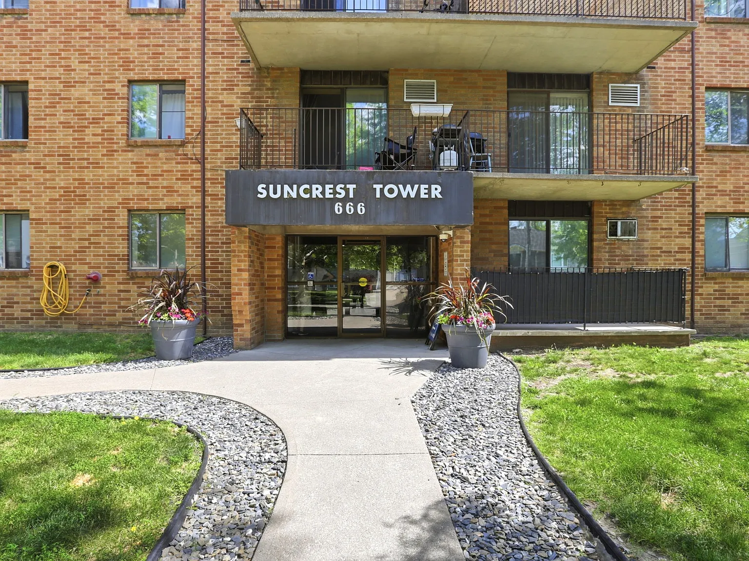 Sun Crest Tower Apartments — Photo 3
