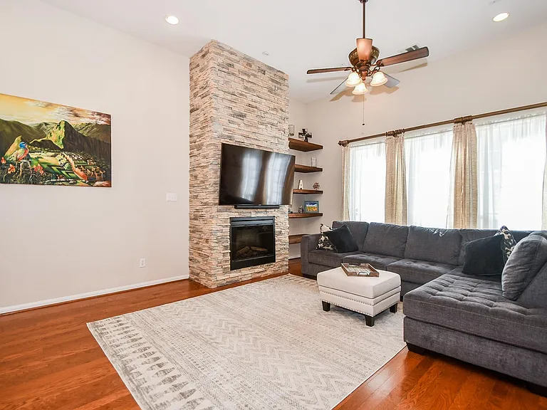 1129 W 15th 1/2 St #B — Photo 7