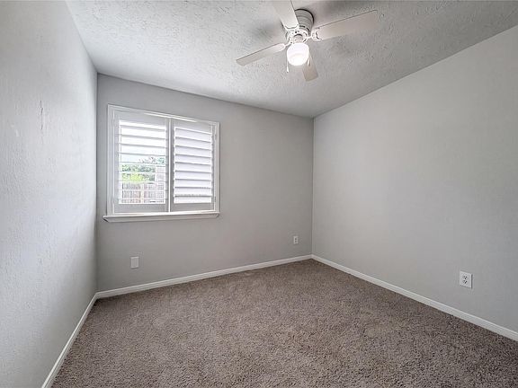 4th image of 807 Mountain Meadows Dr