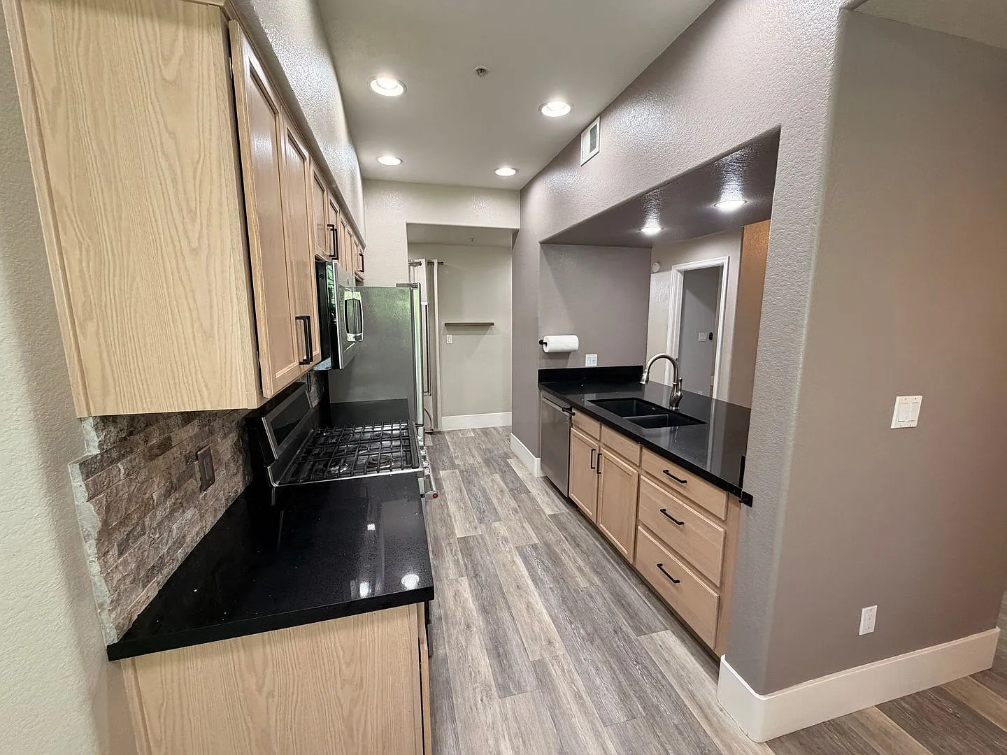 2 bed, 2.0 bath, 1352 sqft, $1,999 — Photo 2