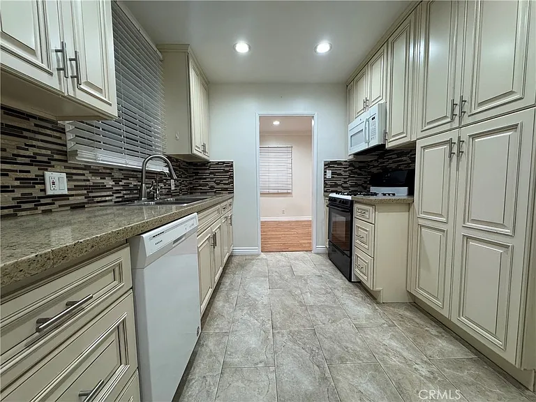 7701 Wilkinson Ave — Photo 10