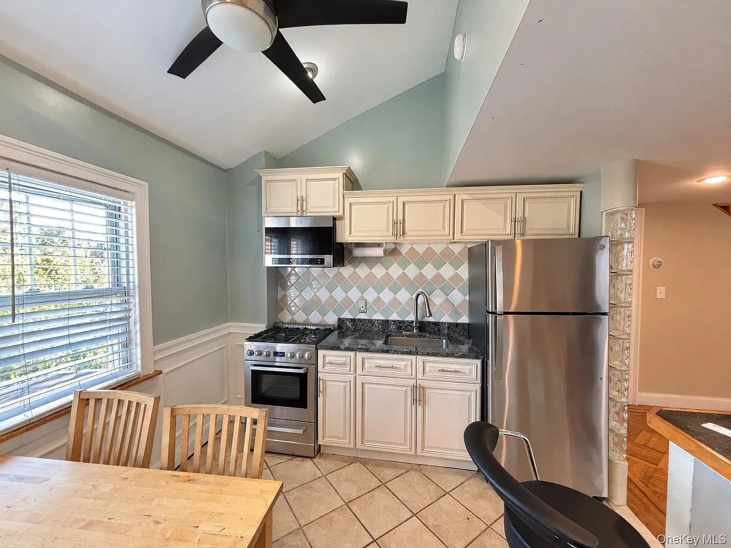2 bed, 1.0 bath, 1406 sqft, $2,500 — Photo 4