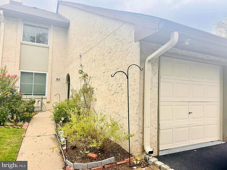 163 Thoreau Dr — Photo 5