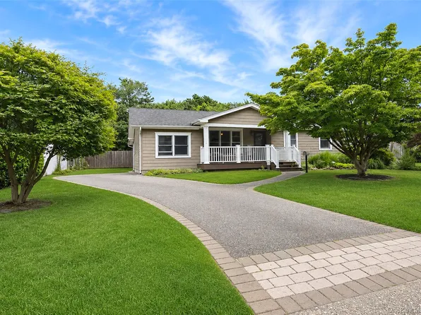 19 Evy Court, Sayville, NY 11782