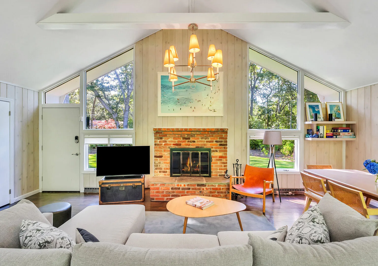 Shingled home, beautiful landscaping and nature, private pool — Photo 4