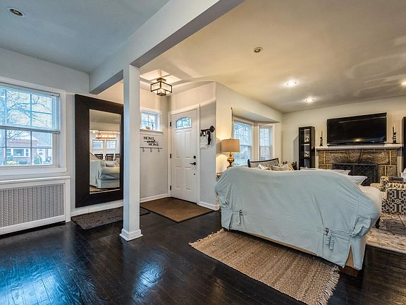 3rd image of 18 Oak Dr