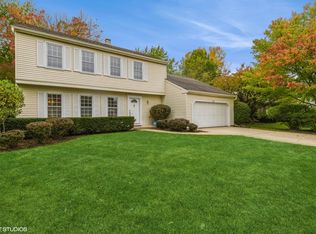 1233 Trinity Pl, Libertyville, IL 60048