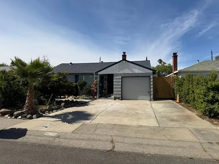 2325 25th Ave — Photo 1