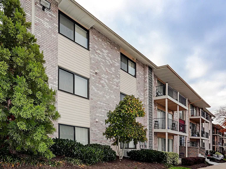 Laurel Park & Laurelton Court — Photo 11